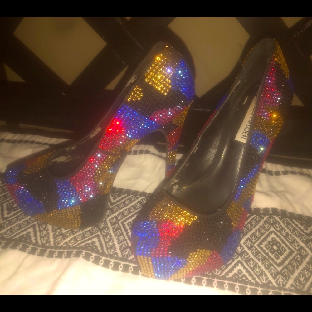 Steve Madden fully encrusted with colorful beads.  Very bling bling💎♦️🔸🔹💠✨